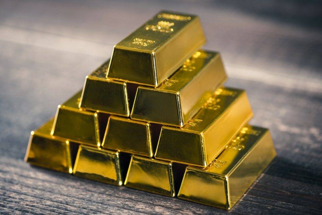 Gold prices hover