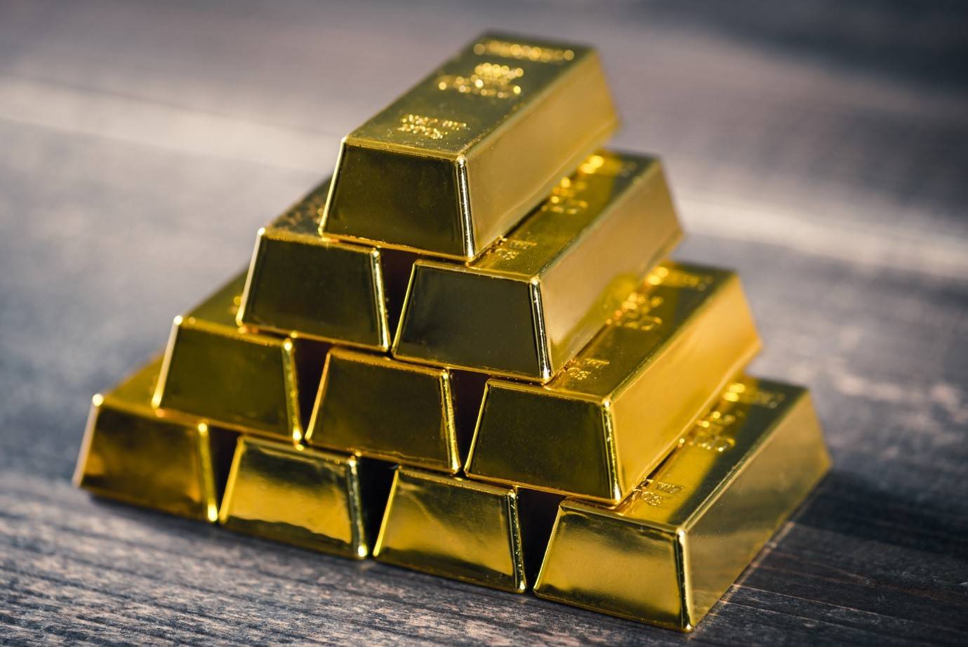 Gold prices hover